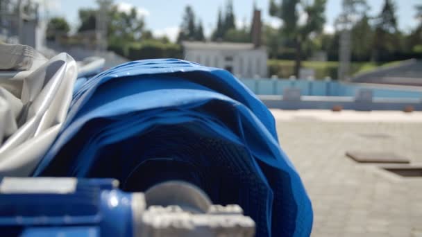 La inclinación solar para piscinas exteriores está en una ubicación hermosa — Vídeo de stock