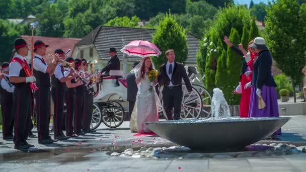 Cerimônia de casamento tradicional está em uma bela praça — Vídeo de Stock