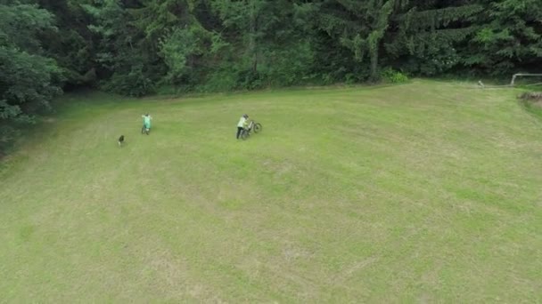 丘の上に自転車を押し上げる — ストック動画