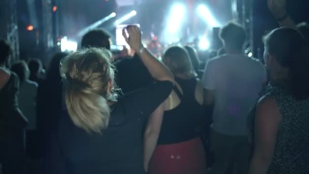 Uma senhora mais velha e seus amigos no concerto de rock — Vídeo de Stock