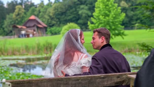 Супружеская пара целуется — стоковое видео
