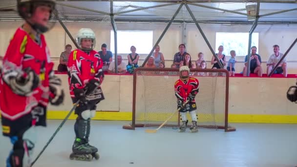 Patinaje con equipo de hockey sobre entrenamiento de hockey — Vídeos de Stock