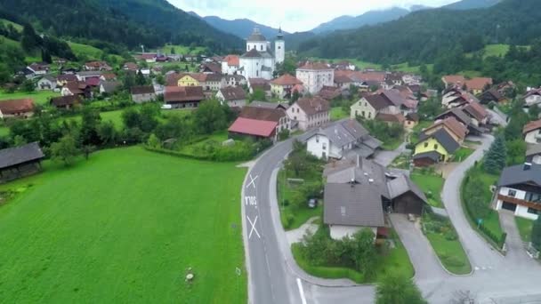 Muchos edificios hermosos en un pequeño pueblo — Vídeo de stock