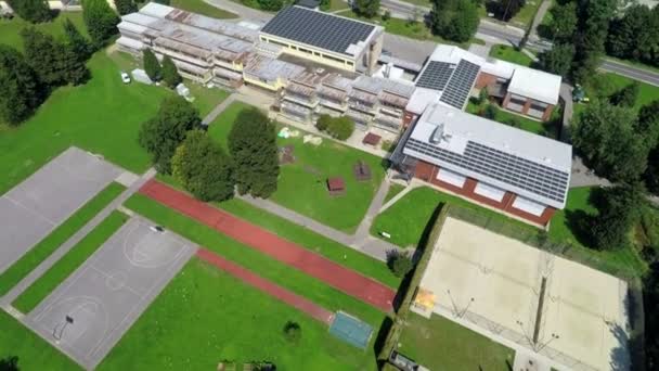 Escuela con paneles solares y amplio parque infantil — Vídeos de Stock