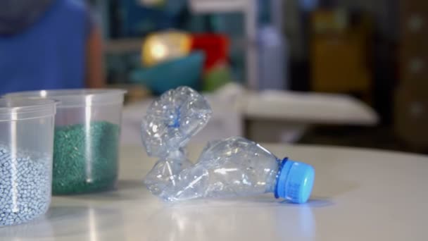 Peças de plástico e garrafa — Vídeo de Stock