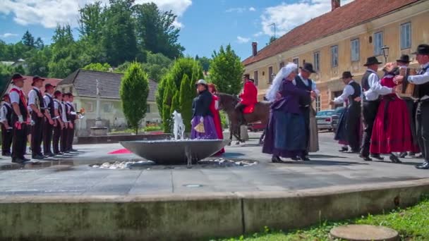 Танцоры танцуют у фонтана на традиционной свадьбе — стоковое видео