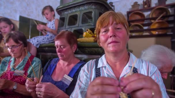 Abuela tejiendo paja en un espacio nosotros tejiendo habitación — Vídeos de Stock