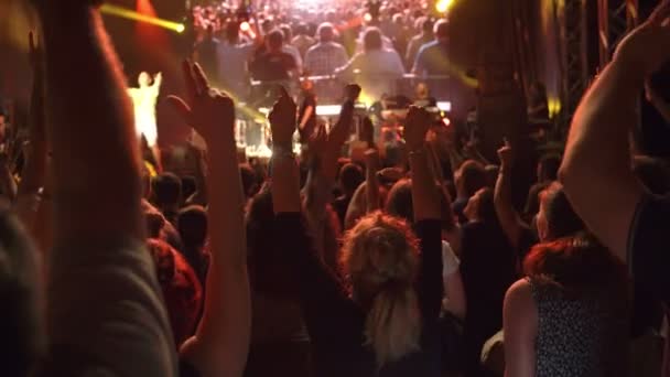 Tłum jest zabawie na koncert rockowy — Wideo stockowe