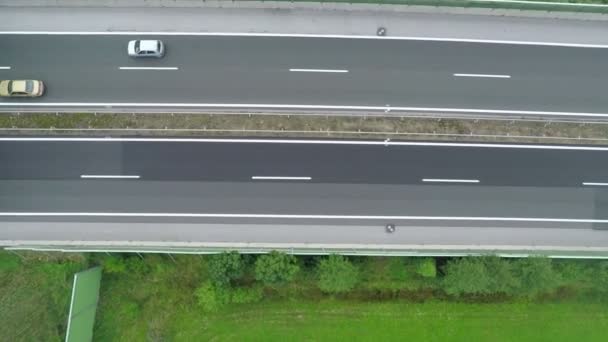 Liten brygga som kör över en motorväg — Stockvideo