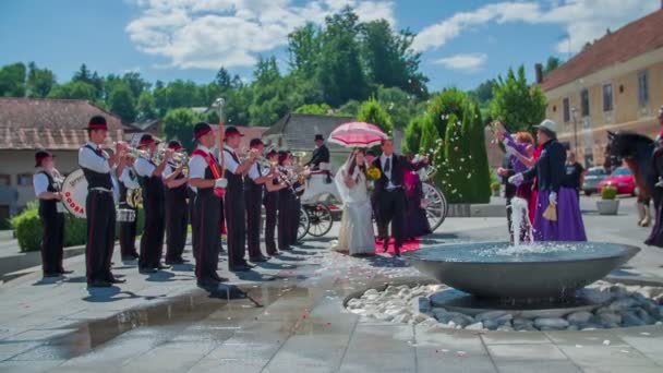历史婚礼坐落于美丽的广场 — 图库视频影像
