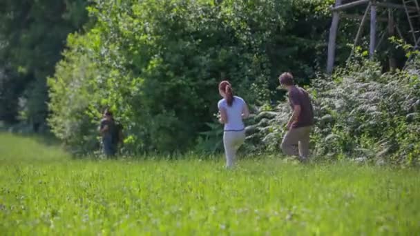 Пара зустрічає мисливця на зеленому газоні — стокове відео