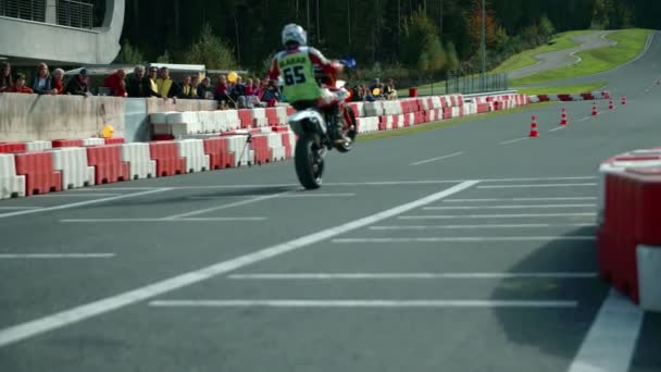 Motorrijder rijdt op track op sport-competitie — Stockvideo