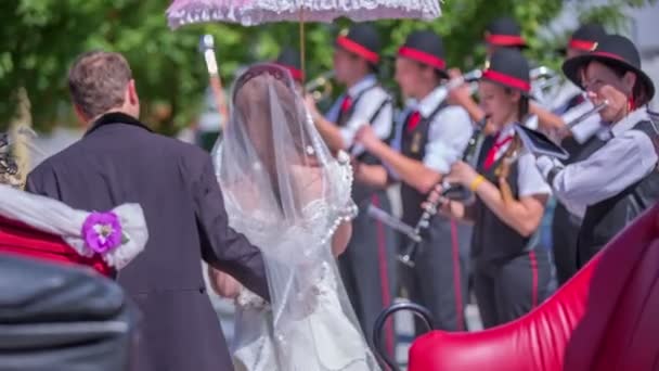 Mąż i żona na przewóz na tradycyjne wesele — Wideo stockowe