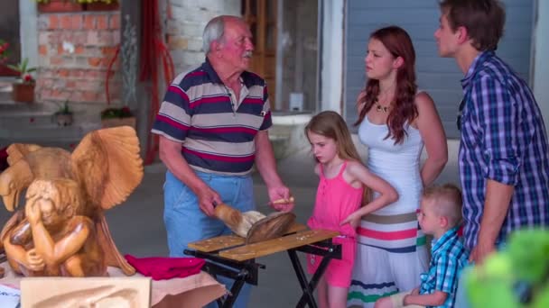 Famiglia ha una conversazione con maestro del legno — Video Stock