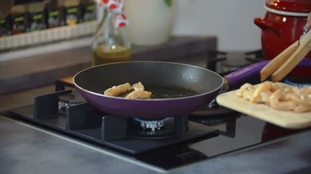 Cocinero poniendo comida en la sartén — Vídeos de Stock