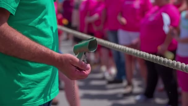 Les représailles donnent une marque pour commencer à tirer la corde — Video