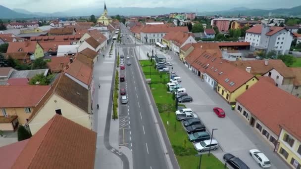 Старый город и главная улица, по которой ездят машины — стоковое видео