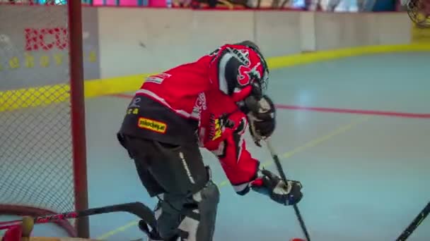 Entrenamiento de hockey en una sala de hockey — Vídeo de stock