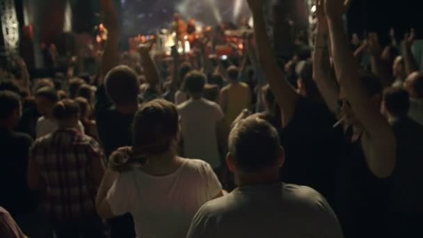 Unga människor deltar en rockkonsert — Stockvideo