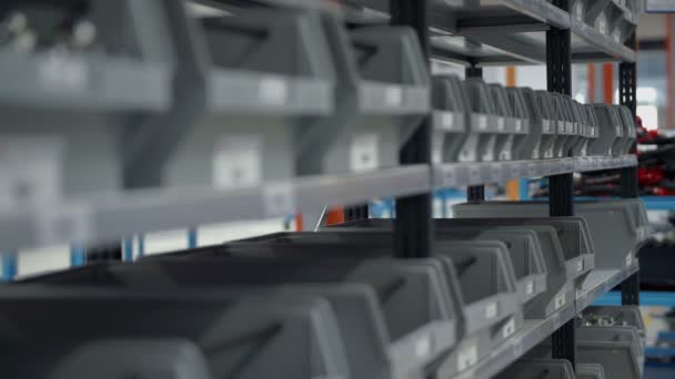 de nombreuses boîtes grises sur les étagères  