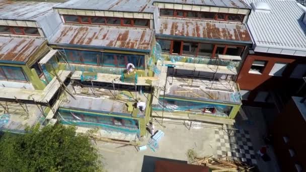 Oud gebouw met oude dak tijdens renovatie — Stockvideo