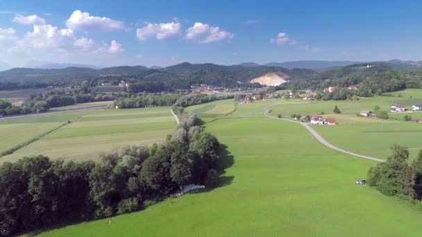 Quelques maisons et pelouse sur la vallée 