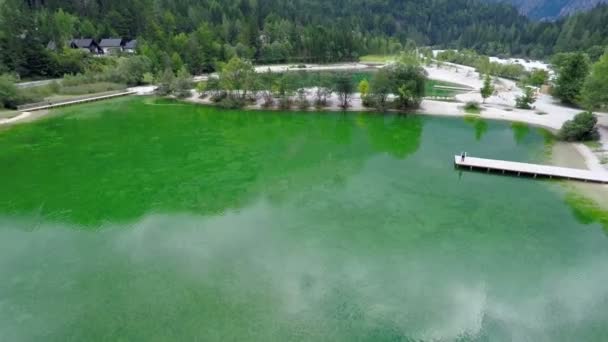 Вода в озере на горном курорте — стоковое видео