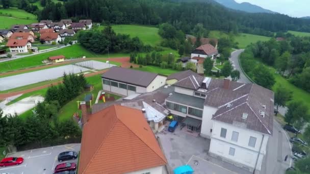 Große Schule in einer kleinen Stadt — Stockvideo