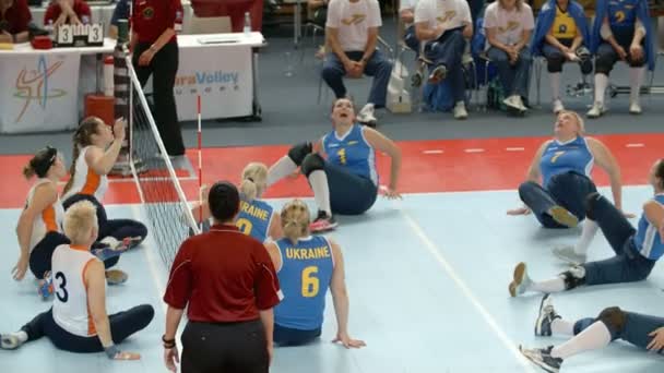 Jogadores jogando vôlei sentado — Vídeo de Stock