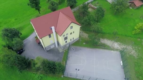 Pequena casa amarela no meio de uma aldeia — Vídeo de Stock