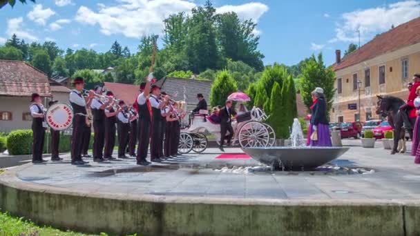 Boda tradicional en una plaza cerca de la fuente — Vídeos de Stock