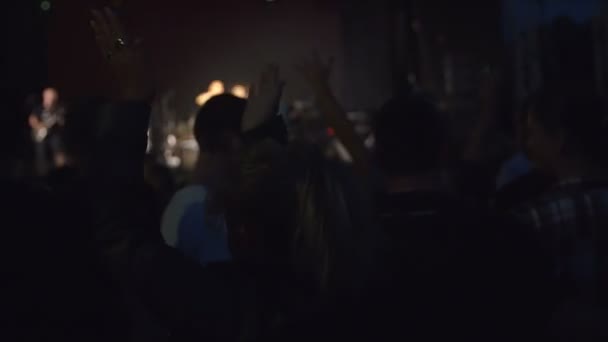 En äldre dam närvarar vid en rockkonsert — Stockvideo