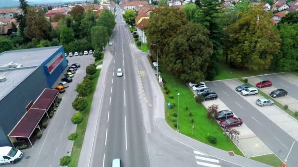 Bir kasaba üzerinden bir ana cadde üzerinde sürüş araba — Stok video