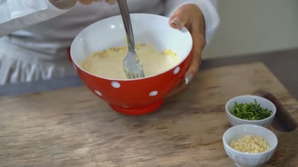 Koken met het mengen van de ingrediënten — Stockvideo