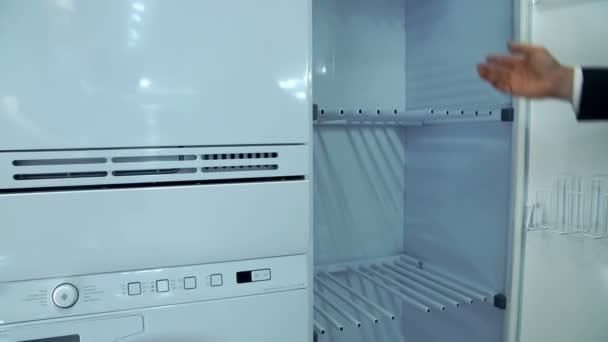 A person inspects fridge in kitchen store — Stock Video