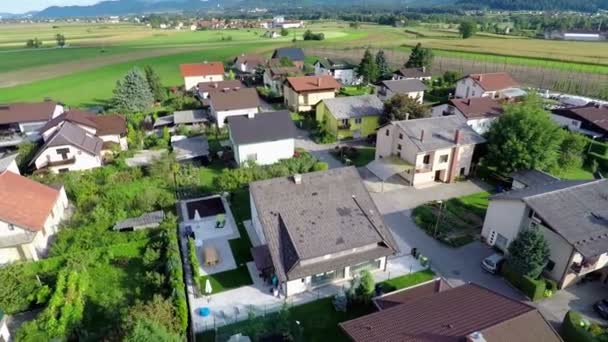 De nombreuses maisons à côté d'un petit village — Video