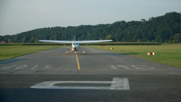Невеликий літак є повільно рухатися на злітно-посадкової смуги — стокове відео