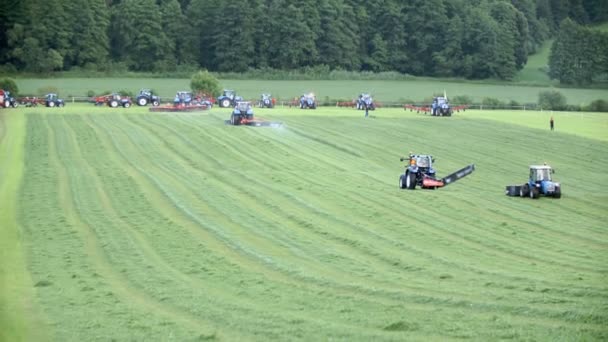 Traktoren pflügen Feld — Stockvideo