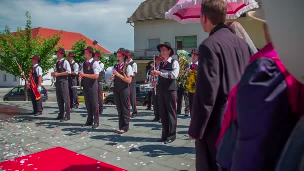 Parad av man och hustru på traditionellt bröllop — Stockvideo