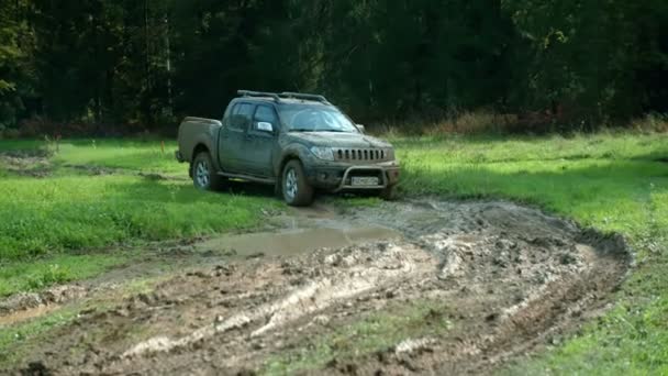 Camion guida su una strada di campagna sporca — Video Stock