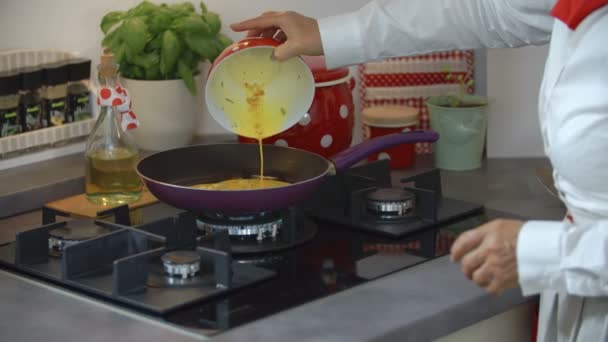 Tűzhely szakadó felvert tojást a serpenyőben — Stock videók