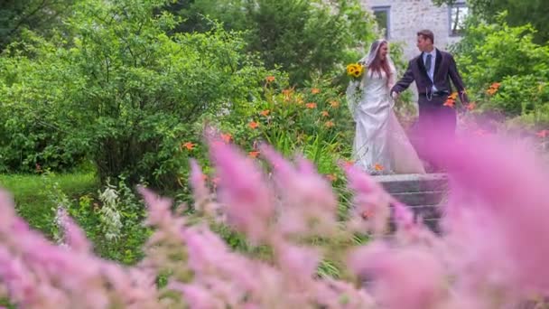 La pareja casada está caminando. — Vídeos de Stock