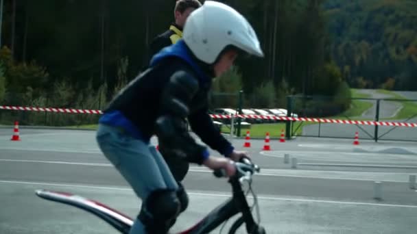 Los niños viajan en motocicletas de juguete — Vídeo de stock