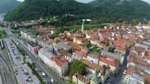 Şehrin eski bölümünde bulunan muhteşem kilise — Stok video