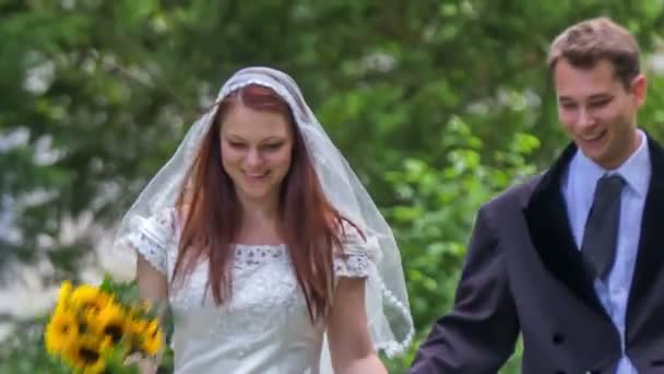 Brudgummen och bruden går — Stockvideo