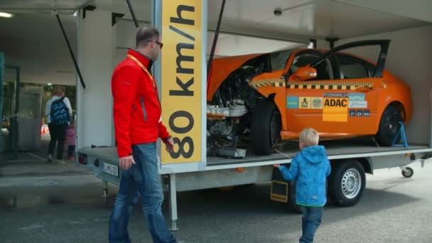 Auto na een ongeval op een sleepwagen — Stockvideo