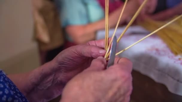 Ženy pletení slámy s nožem v prostoru nás pletárny — Stock video