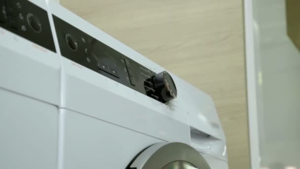 Een persoon inspecteert wasmachine — Stockvideo