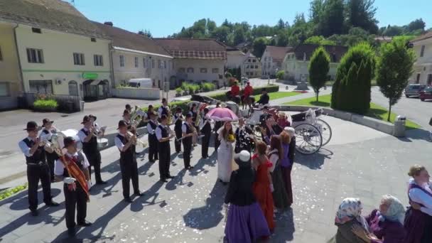 Plaza en el pueblo se utiliza para la boda tradicional — Vídeos de Stock