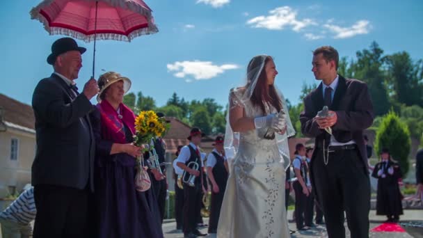 Esposo y esposa es filmado en la boda tradicional — Vídeos de Stock